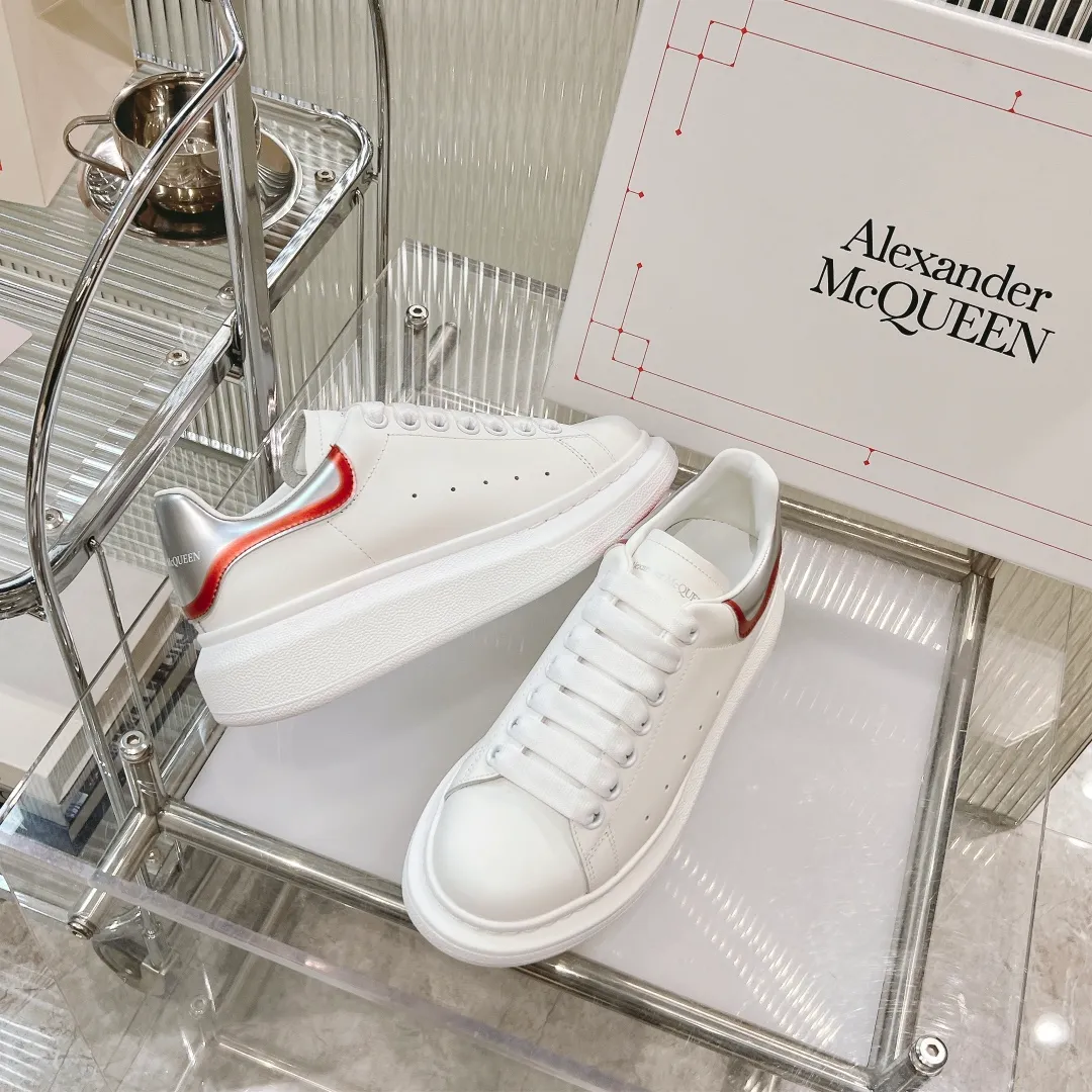 👟👟Ex-factory price 440👟👟 Men's size +10 (high version + 60 men's size plus 10) The latest addition to the counter is the top high-end version of Alexander McQueen·Alexander McQueen 2023 new wide sports shoes, white shoes and casual shoes👟New colors! The rear tail is really unique and pretty, I love it at first sight! 😍Top version! 👍🏻I won’t introduce too much about the style of this shoe. It will never go out of style year after year in spring, summer, autumn and winter. It is a super versatile style and has always been in hot demand. 🔸Upper: original custom-made latest silk cowhide 🔸Inner lining: cowhide foot pads + top-grade highly breathable mesh ��Outsole: the latest original open mold one-to-one precision mold PU vacuum outsole 🔸Female model 34-41 (customized at 34.40.41) 🔸Men's model 38-45 (customized at 38 45)